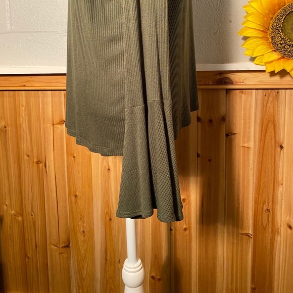 Bobeau Army Green Long Flutter Sleeve Top Size Large - Picture 8 of 10